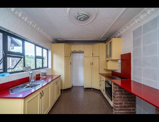 6 BEDROOM HOUSE FOR SALE IN CLARE ESTATE